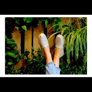 Natural Pearlized Metallic Woven (Classic)TOMS NWT